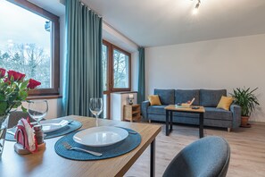 Apartamento clásico, 1 habitación, balcón, vistas al jardín | Zona de estar | Juguetes, suelo radiante