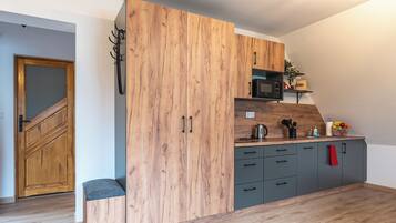 Private kitchen | Mini-fridge, microwave, stovetop, dishwasher