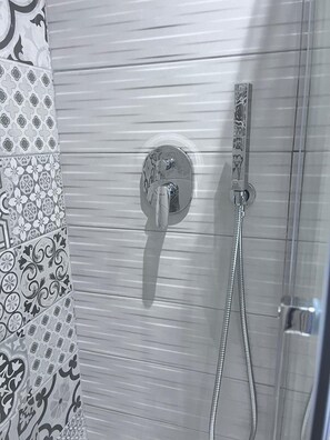 Bruser, hårtørrer, bidet, håndklæder