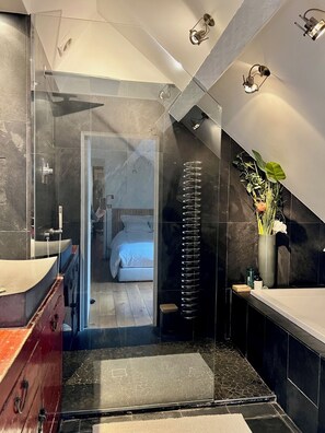 Secador de cabelo, toalhas de banho, sabonete, shampoo