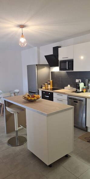 Geladeira, micro-ondas, fogão, cooktop