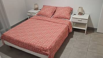 2 slaapkamers, een bureau, een strijkplank/strijkijzer, gratis wifi