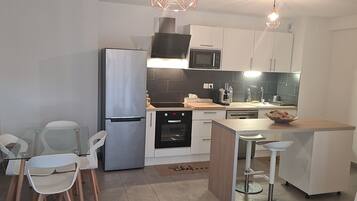 Een koelkast, een microgolfoven, een oven, een kookplaat