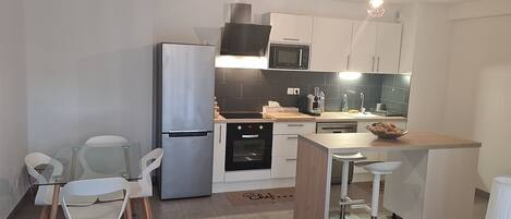 冷蔵庫、電子レンジ、オーブン、コンロ