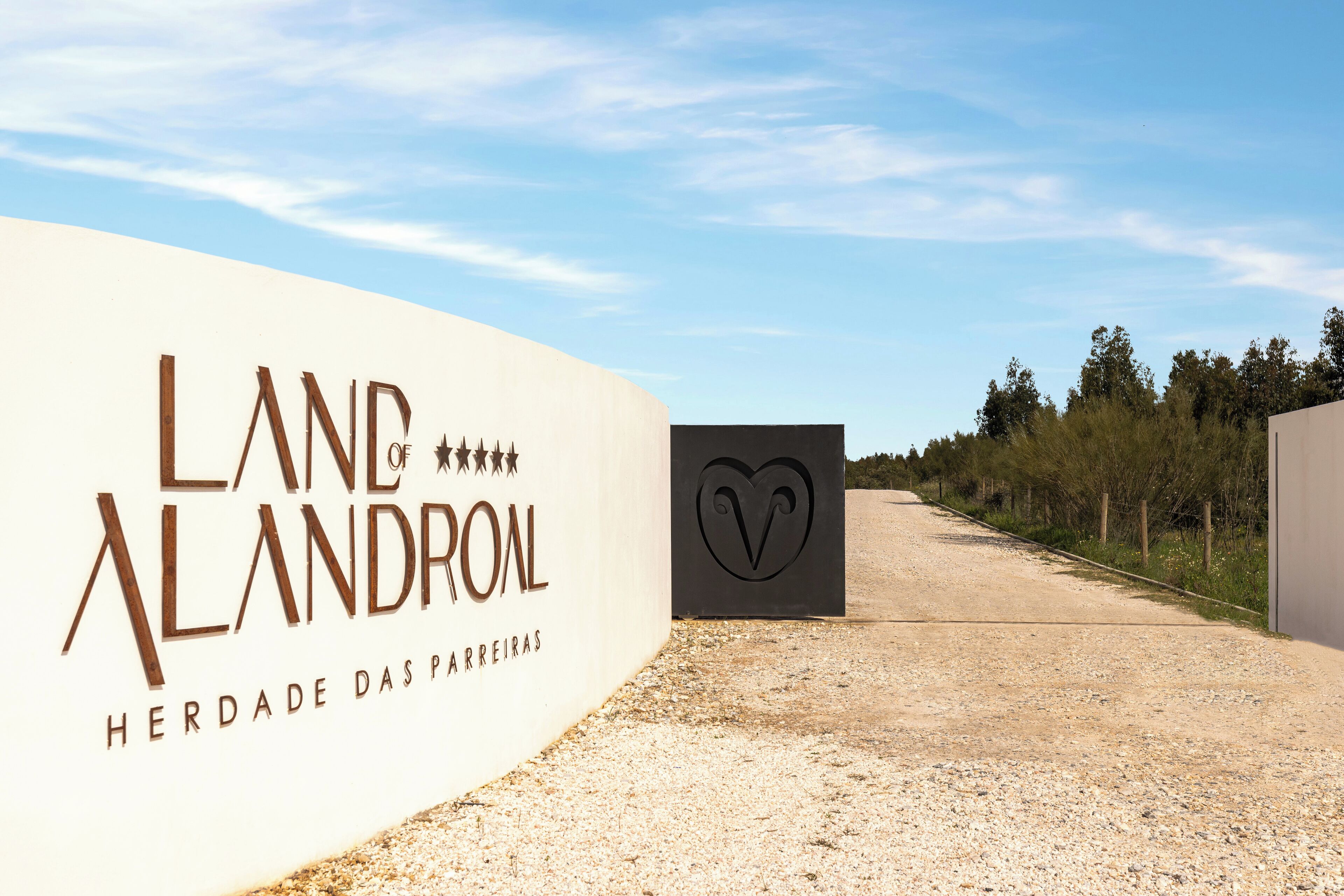 Señal para 'Tierra de Alandron' con un logotipo de corazón y el texto 'Herdade das Parreiras'.