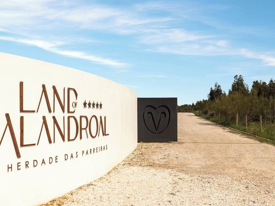 Señal para 'Tierra de Alandron' con un logotipo de corazón y el texto 'Herdade das Parreiras'.
