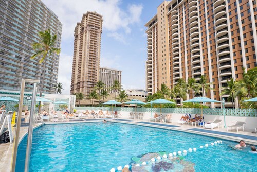 Tropical Retreat with Heated Pool in Ilikai Hotel