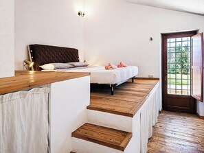 3 bedrooms, desk, iron/ironing board, travel crib