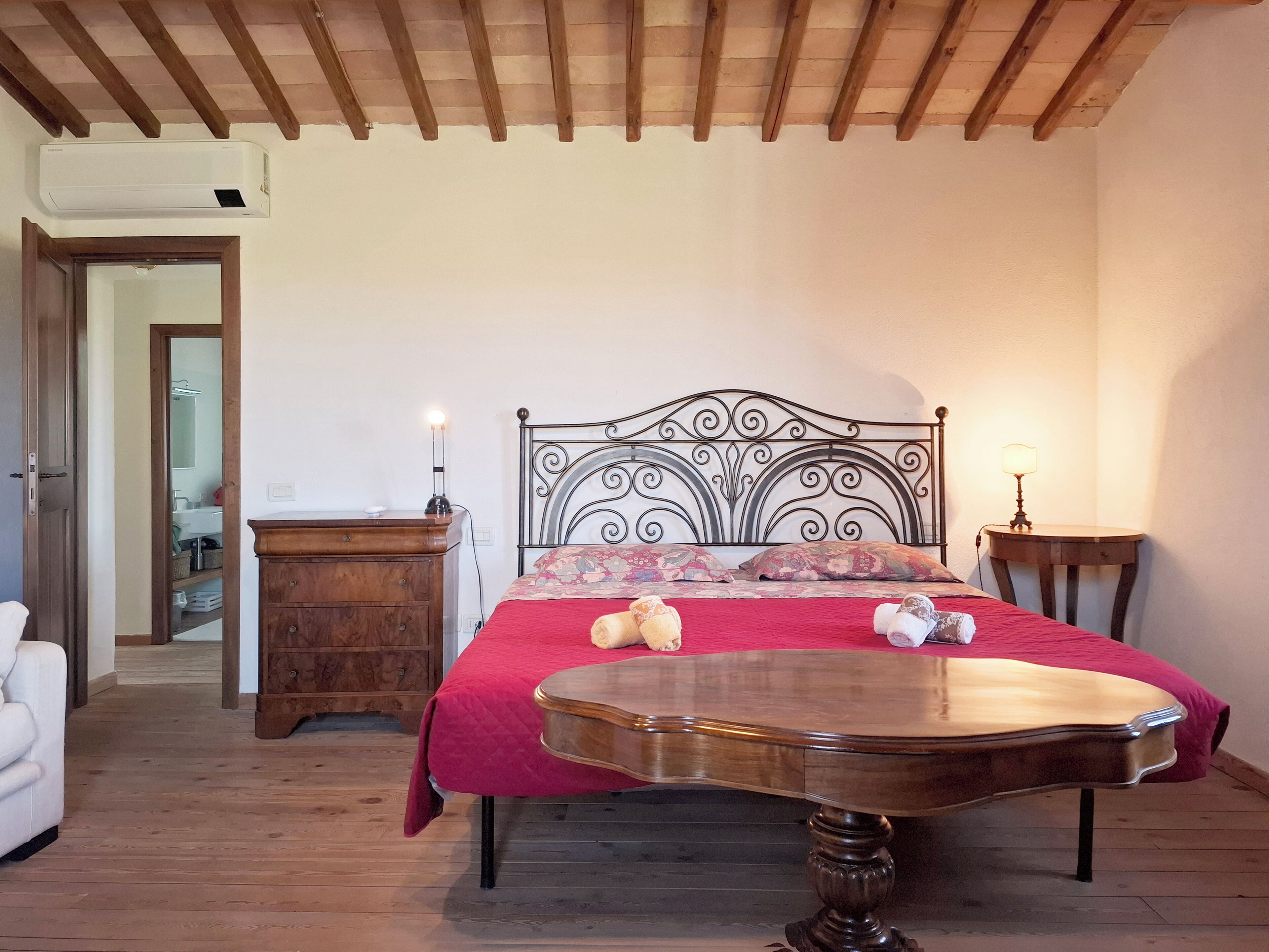 3 sovrum, skrivbord, strykjärn/strykbräda och resesäng