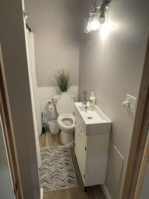 Haartrockner, Handtücher, Seife, Shampoo