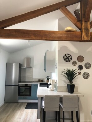 Kühlschrank, Mikrowelle, Ofen, Herdplatte