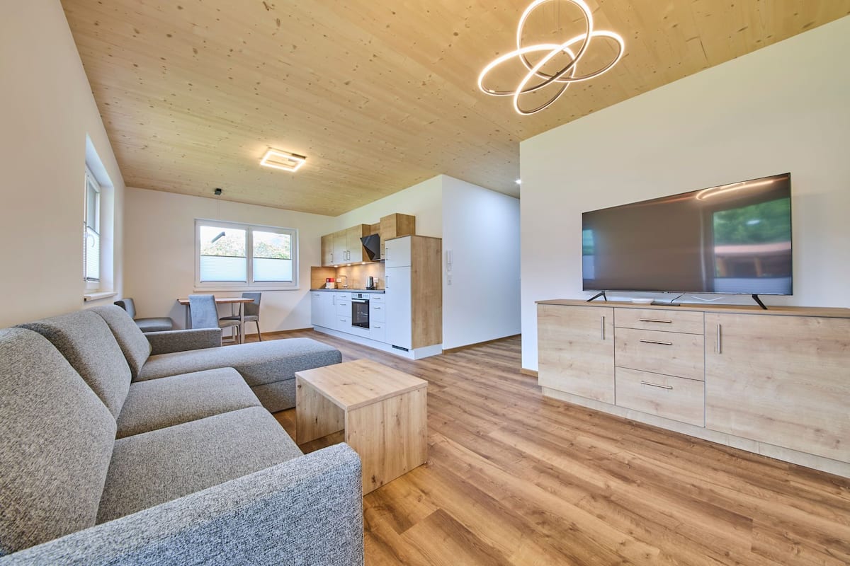 Leilighet – comfort, ikke-røyk, fjellutsikt | Oppholdsområde | En 50-tommers Flatskjerm-TV med kabel-kanaler