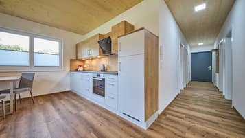 Comfort Apartment, Non Smoking, Mountain View | Dapur peribadi | Peti sejuk/penyejuk beku saiz penuh, ketuhar gelombang mikro, ketuhar