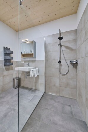 Appartamento Classic, non fumatori, vista montagna | Bagno | Doccia, asciugacapelli, asciugamani, sapone