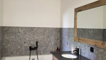 Sèche-cheveux, serviettes fournies, papier toilette