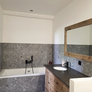 Hårføner, håndklær og toalettpapir