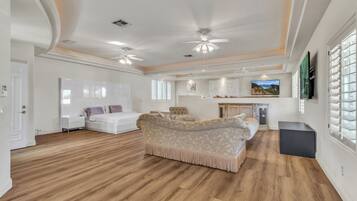 9 bedrooms, in-room safe, iron/ironing board, free WiFi