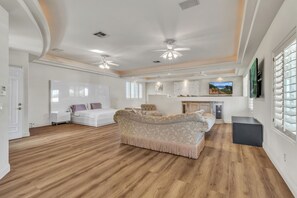 9 bedrooms, in-room safe, iron/ironing board, free WiFi