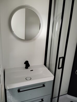 Hair dryer, towels, soap, toilet paper - 1 Bedroom Apartment in Vernon (Vernon)