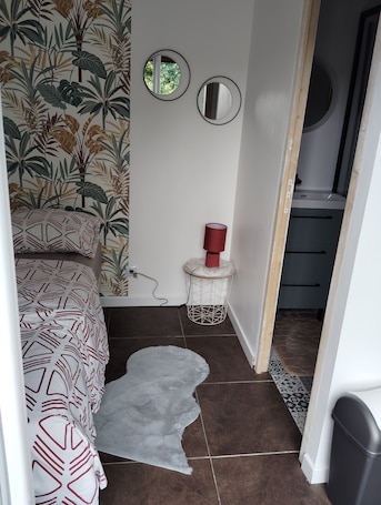 1 bedroom, WiFi, bed sheets. 1 Bedroom Apartment in Vernon