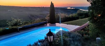 Family cottage with Heated Pool & Vineyard views