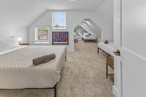 4 bedrooms, iron/ironing board, WiFi, bed sheets - Farm House DT Indy with Pool Table (Indianapolis)