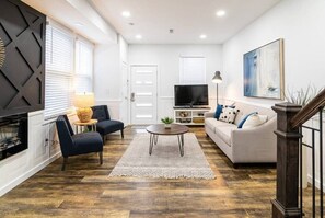 Televisión, chimenea, oficina