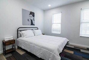 3 habitaciones, tabla de planchar con plancha, wifi y ropa de cama 