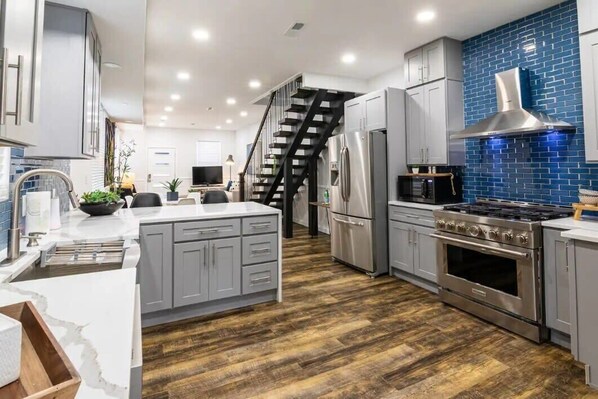 Een koelkast, een magnetron, een oven, een kookplaat