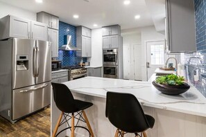 Een koelkast, een magnetron, een oven, een kookplaat