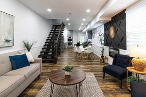 Televisión, chimenea y oficina 