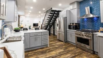 Coffee/tea maker, fridge, microwave, oven