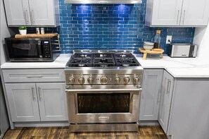 Fridge, microwave, oven, stovetop - Historic Fountain Sq in DT Indy (Indianapolis)