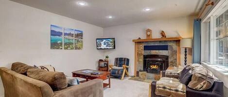 Télévision, cheminée, baby-foot