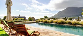Thatched Apartment with great views, full kitchen, Wifi in Noordhoek, Cape Town