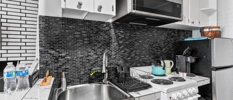 Réfrigérateur, micro-ondes, four, plaque de cuisson