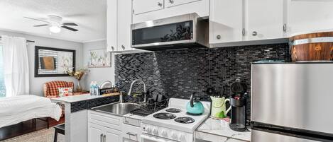 Réfrigérateur, micro-ondes, four, plaque de cuisson