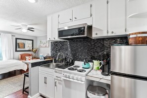 Kjøleskap, mikrobølgeovn, ovn og kokeplater