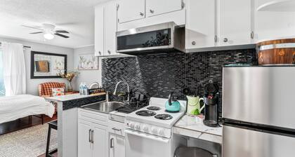 ShaligoHomes Queen Suite On 16th Ave