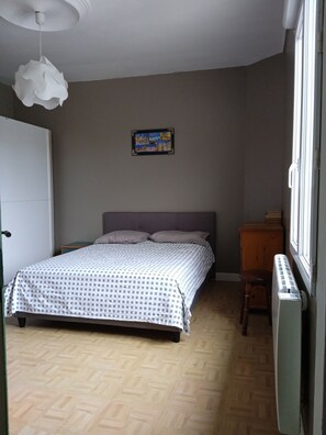 2 bedrooms, desk, iron/ironing board, WiFi