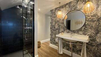 Superior Double Room, 1 King Bed, Ensuite | Bathroom | Designer toiletries, hair dryer, towels, soap