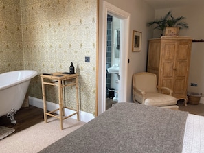 Comfort Double Room, 1 Queen Bed, Ensuite | Egyptian cotton sheets, premium bedding, pillowtop beds - No22 (Barnstaple)