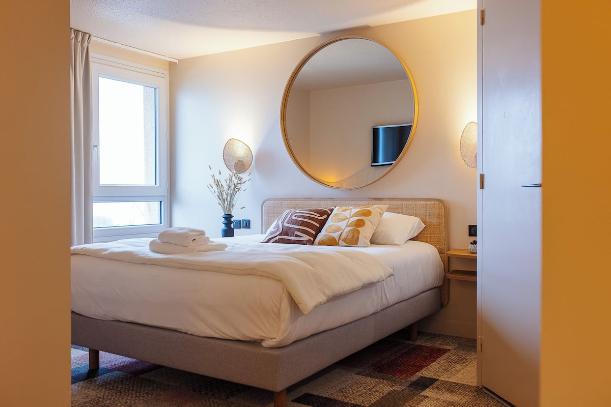 Family Room | Premium bedding, free cribs/infant beds, free WiFi, bed sheets