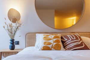 Premium bedding, free cribs/infant beds, free WiFi, bed sheets