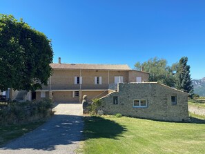 Exterior - Mas de Charme dating from 1566: Private estate, Spa/Pool & Splendid View (Le Poët-Célard)