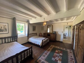 3 bedrooms, travel cot, bed sheets - Mas de Charme dating from 1566: Private estate, Spa/Pool & Splendid View (Le Poët-Célard)