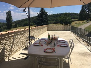 Outdoor dining - Mas de Charme dating from 1566: Private estate, Spa/Pool & Splendid View (Le Poët-Célard)