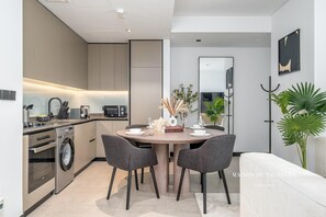 Private kitchen - Luxurious 2BR w/ Waterfront and Burj Khalifa View (Dubai)