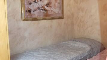 2 chambres, fer et planche Ă  repasser