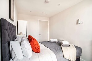 3 habitaciones, tabla de planchar con plancha, wifi y ropa de cama 
